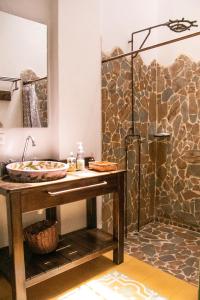 a bathroom with a sink, mirror, and bathtub at El Despertar Hotel in Jericó