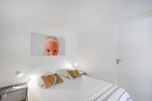 een slaapkamer met een bed met een oranje kop aan de muur bij Giovannina-N1 in Cassis +6 foto's