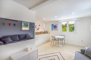 een woonkamer met een bank en een tafel bij Giovannina-N1 in Cassis