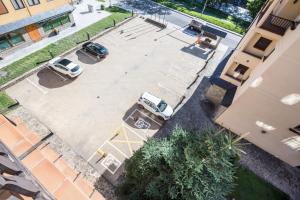 una vista aerea di due auto parcheggiate in un parcheggio di El Refugio de Aran Vielha Aparthotel a Vielha