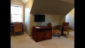 um quarto com uma mesa e uma televisão e uma mesa e cadeiras em Cozy Mother-in-Law Apartment em Osceola