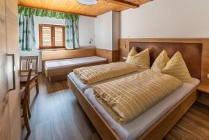 1 dormitorio con 2 camas y mesa en Appartement Unterhof, en Wagrain