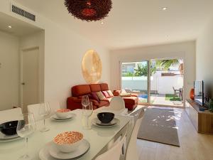 a kitchen and living room with a table and chairs at Villa Sol - San Pedro del Pinatar - 1710 in San Pedro del Pinatar