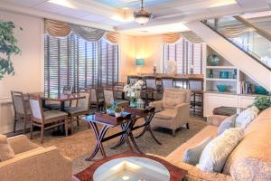 a living room with a table and a dining room at Five Towns Inn - JFK Airport in Lawrence