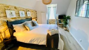 1 dormitorio con 1 cama grande en una habitación en Chambres d'Hôtes Secret Pyrenées, en Lasseube