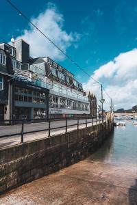 een gebouw naast een waterlichaam bij Portbyhan Hotel in Looe