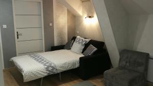 Un pat sau paturi într-o cameră la Domaine du Carouge