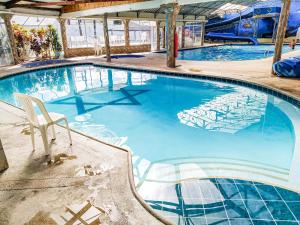 una piscina con una silla y un tobogán en Hosteria Quinta Paraiso, en Quito