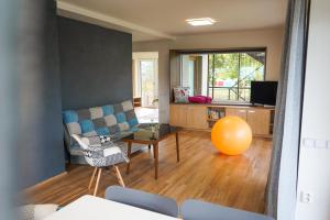 Posezení v ubytování Vila Věkoše - apartmán s terasou a zahradou
