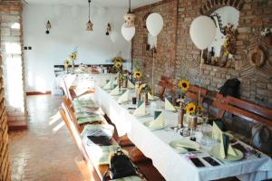 uma longa sala de jantar com mesas com girassóis em Apartment Ilkićev kućerak em Vrdnik
