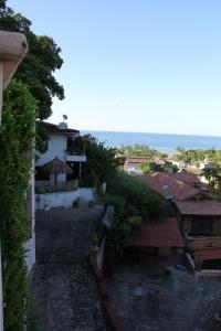 een uitzicht op een huis met de oceaan op de achtergrond bij Villas Vista Suites in Sayulita