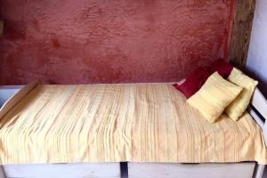 uma cama com duas almofadas num quarto em Caly apartament em Bydgoszcz