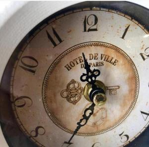 un primer plano de un viejo reloj con apetito en Hotel De La Ville Relais, en Fiumicino