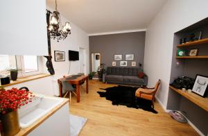 Una cocina y una sala de estar con un sofá y una mesa. en Mini Flat Apartman, en Pécs