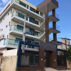 un immeuble avec des portes en fer devant dans l'établissement Pousada Unique Porto de Galinhas, à Porto de Galinhas