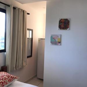 une chambre avec un réfrigérateur blanc et une fenêtre dans l'établissement Pousada Unique Porto de Galinhas, à Porto de Galinhas 17 autres photos