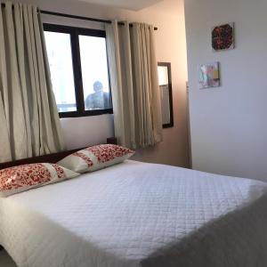 - une chambre avec un lit avec deux oreillers et une fenêtre dans l'établissement Pousada Unique Porto de Galinhas, à Porto de Galinhas