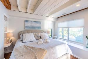ein Schlafzimmer mit einem großen Bett und einem Fenster in der Unterkunft Sea Love Beach House in Newburyport