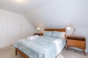 Un pat sau paturi într-o cameră la Broom & Board