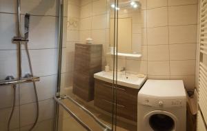 La salle de bains est pourvue d'une douche, de toilettes et d'un lavabo. dans l'établissement gîte Les Coquelicots, à Médière