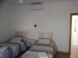 Ένα ή περισσότερα κρεβάτια σε δωμάτιο στο Hostal el lugar de la Mancha +39 φωτογραφίες