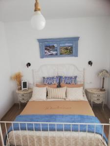 Кровать или кровати в номере Hostal el lugar de la Mancha