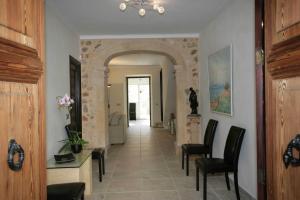 - un couloir avec une arche dans une maison avec des chaises dans l'établissement Sa Posada, à Porreres