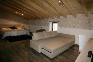 een woonkamer met een bank en een bed bij Sa Posada in Porreres
