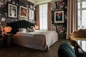 Postel nebo postele na pokoji v ubytování The Vault Hotel, WorldHotels Crafted