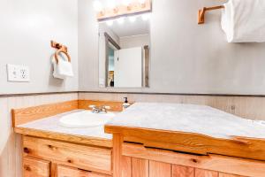 Et badeværelse på Big Sky Ski Condo + 9 billeder