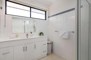 Bilik mandi di Stunning Bay View Accommodation in Rye