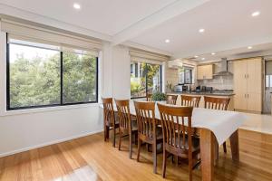 Dapur atau dapur kecil di Stunning Bay View Accommodation in Rye