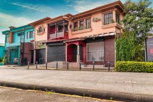 una casa sul lato di una strada di Delcafetalcr a San José