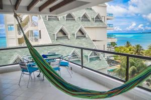 uma rede de descanso numa varanda com vista para o oceano em Apartamentos con espectacular vista al mar em San Andrés