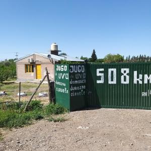 un contenedor verde junto a un edificio en Cabaña 508km en San Rafael