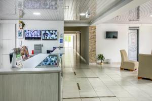 a lobby of a pharmacy with a counter and chairs at Ayenda 1138 Apartahotel 109 in Dosquebradas