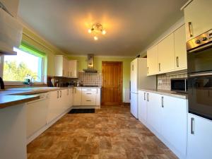 Dapur atau dapur kecil di Blacksmith holiday cottage near Portree in central Skye