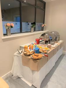 a table with a bufet of food on it w obiekcie Green View Hotel w mieście Dartford