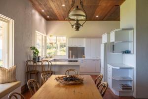 A kitchen or kitchenette at Antechamber Bay Retreats