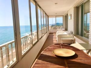 sala de estar con vistas al océano en Mareny Blau, primera linea de playa, en Mareny Blau