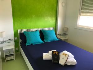 Posteľ alebo postele v izbe v ubytovaní Mareny Blau, primera linea de playa