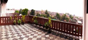 balcón con macetas y vistas a la ciudad en Hotel Wisata en Salaman