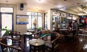 Un restaurante u otro lugar para comer en Hotel Wisata