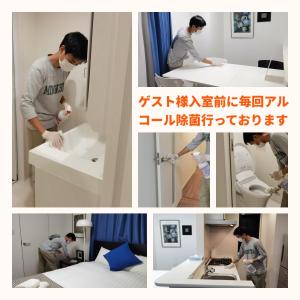 un collage de photos d'un homme nettoyant une salle de bains dans l'établissement LANG Hotel GINZA 1K with Kitchen 從東銀座站步行3分鐘 帶廚房 हिगाशी गिन्ज़ा स्टेशन से 3 मिनट की पैदल दूरी पर रसोई के साथ, à Tokyo