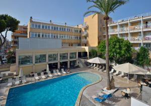 The swimming pool at or close to Hotel Hispania