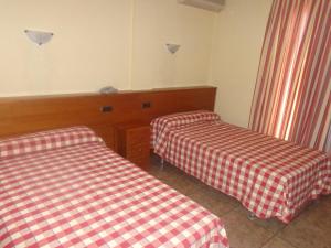Postel nebo postele na pokoji v ubytování Hostal Millán