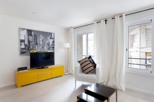 Televízia a/alebo spoločenská miestnosť v ubytovaní Barcelonaforrent Urban Town Suites