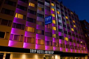 a street sign in front of a tall building at Tryp By Wyndham Antwerp in Antwerp