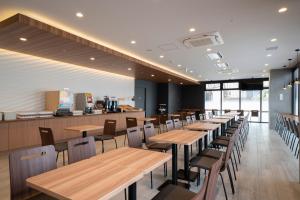 R&B Hotel Nagoya Shinkansenguchi tesisinde bir restoran veya yemek mekanı