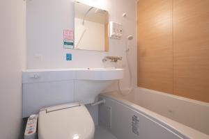 een badkamer met toilet, wastafel en bad bij Washington R&B Hotel Nagoya Ekimae in Nagoya
